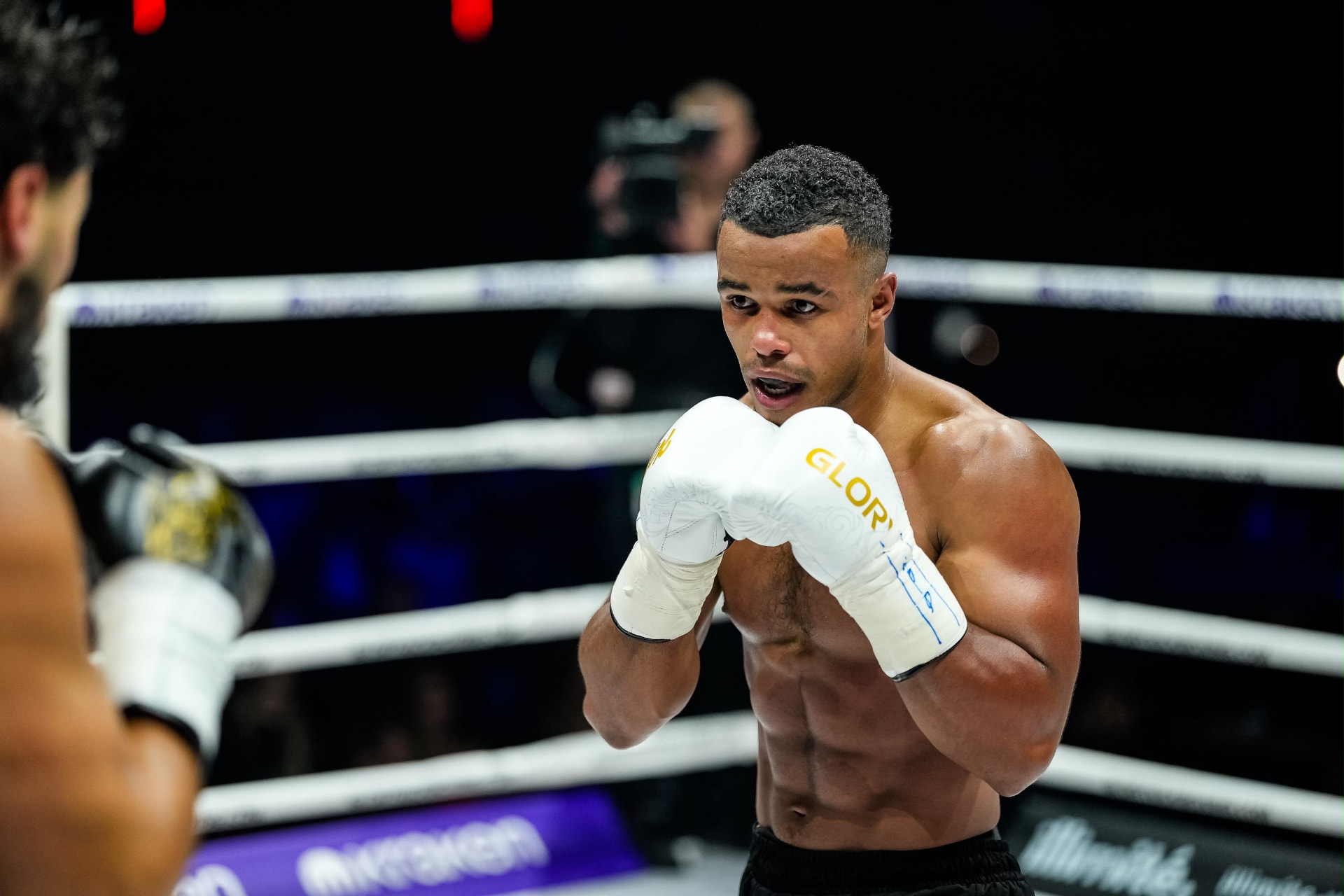 Figuereido Landman in de ring tijdens een GLORY-gevecht